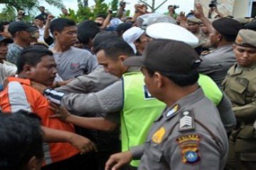 Demo Nelayan Bentrok