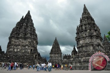 Candi Perwara di kompleks Prambanan dipugar