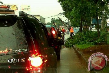 Kabel listrik dan kanopi jembatan rubuh