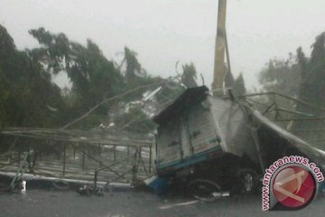 Papan reklame jatuh timpa mobil boks