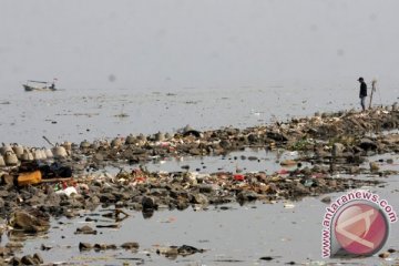 Pemkot Bandarlampung minta masyarakat manfaatkan sampah pesisir 