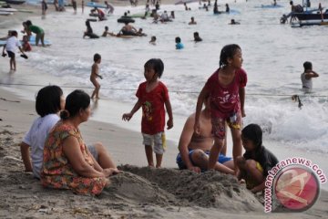 Taman Narmada dan Senggigi diserbu wisatawan