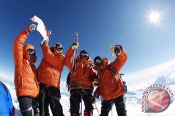 Tim Seven Summits tatap pendakian terakhir