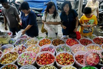 Pasar tradisional di Lampung tetap padat saat libur Imlek
