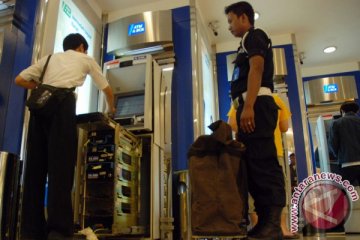 Polisi tanpa senjata dan perampokan mobil uang ATM di Semarang