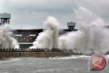 Masyarakat Kotabaru takut lewat laut karena gelombang tinggi