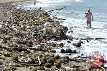 Pantai Kuta "diserbu" sampah