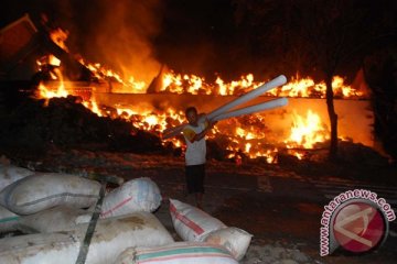 Tiga gudang kapuk di Madiun terbakar