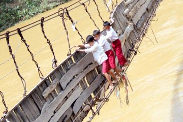 Siswa seberangi jembatan rusak jadi berita internasional