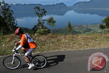 Di Kupang, anggota TNI-warga juga bersepeda rayakan HUT TNI