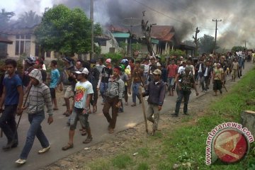 60 rumah dibakar, warga mengungsi