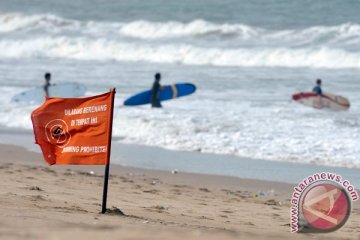 Pantai Kuta dipasangi tanda larangan berenang 