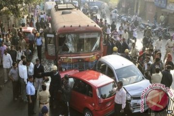 Bis India menabrak sekumpulan orang dan kendaraan