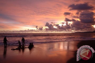 Ibu dan anak terseret arus laut Sukabumi