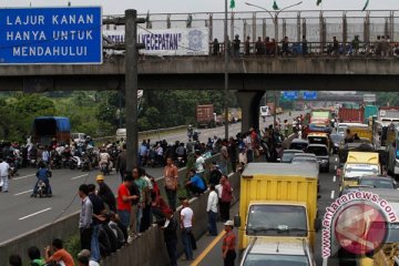 Pekerja asal Bekasi di Jakarta kesulitan tansportasi