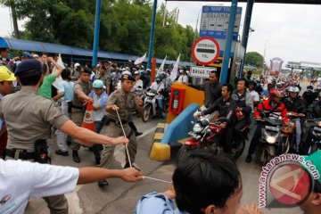 Kendaraan ke Jakarta dialihkan keluar gerbang Karawang