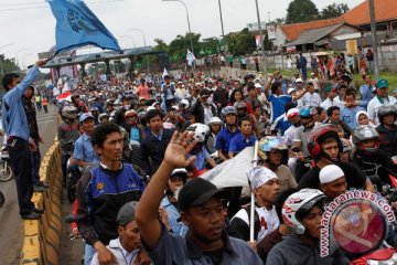 Buruh Bekasi tutup tujuh pintu tol Cikarang