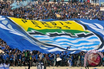 Penonton Persib-Persija meluber ke pinggir lapangan 