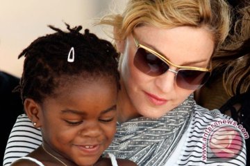 Madonna jual lukisan demi pendidikan perempuan