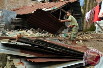 Rumah di Malang roboh diterjang angin kencang