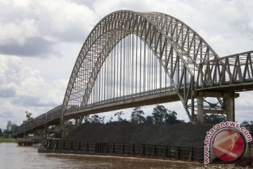Kapal tongkang tabrak Jembatan Dua Barelang