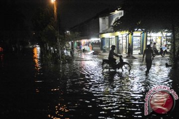Jalan-jalan akses perumahan di Bekasi terputus karena banjir