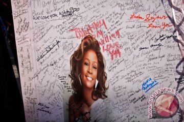 Penghargaan dan kostum Whitney Houston dilelang