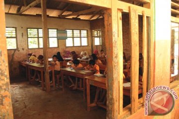 Atap lima ruang kelas di Karawang ambruk