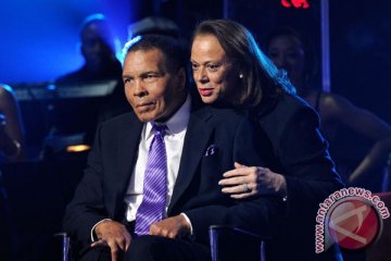 Muhammad Ali masuk rumah sakit karena pneumonia