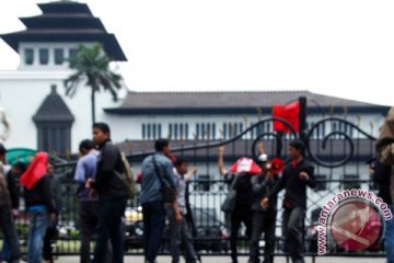 Ribuan pekerja peringati Hari Buruh di Gedung Sate