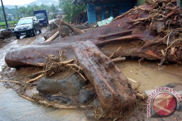 Banjir bandang putus akses jalan 