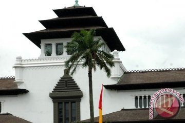 Jalan menuju Gedung Sate ditutup