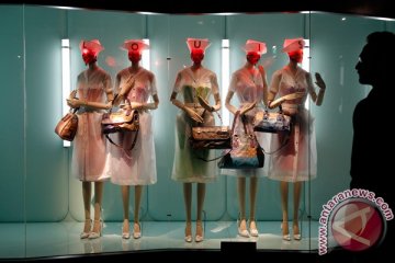 Perempuan Amerika Serikat beli busana palsu asal modis