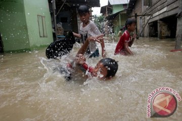 Banjir laut rendam Pasar Baru di Belawan