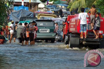 Jalur Pantura Kudus tersendat akibat banjir