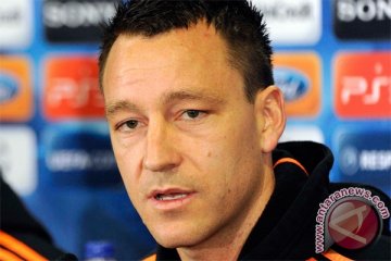 John Terry menolong gadis cilik yang tertabrak mobil