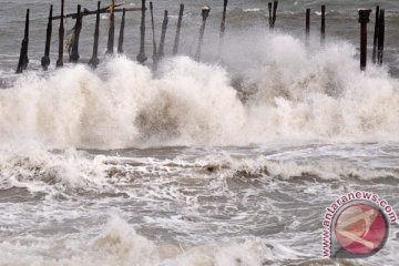 Gelombang perairan Lampung capai lima meter