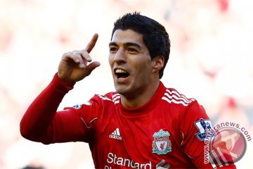 Suarez bawa Liverpool puncaki klasemen