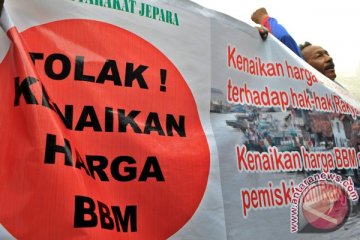 Di depan Gedung DPR, buruh minta BBM tak naik