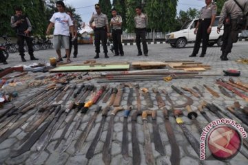Anggota Polri-TNI sita senjata tajam peserta takbir