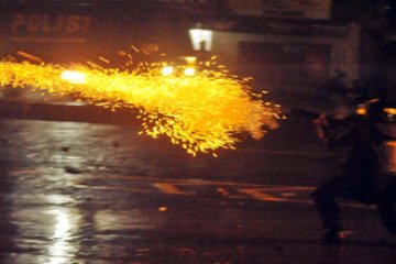 TEMBAKAN GAS AIR MATA