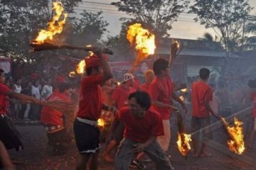 TRADISI PERANG API