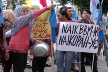 Kaum Ibu Ikut Demo BBM