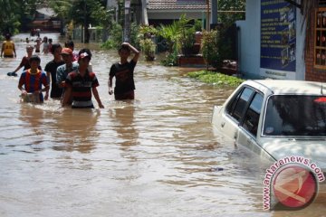 Ciledug Indah masih tergenang dua meter 