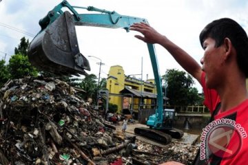 Bersihkan sampah banjir, perlu ekskavator lengan panjang