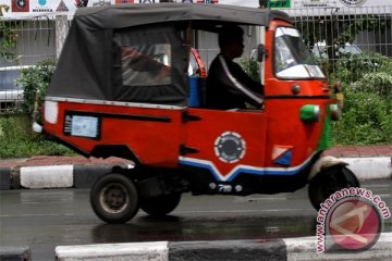 Ribuan bajaj oranye diganti bajaj biru tahun ini