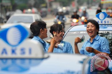 Supir taksi  di Sumbar protes