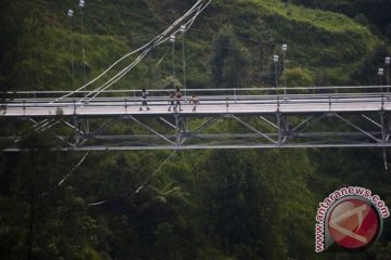 Dua tewas 31 selamat korban jembatan putus