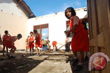 Siswa SDN 3 Tulungagung belajar di kelas darurat