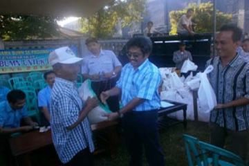 Serahkan Sembako Murah